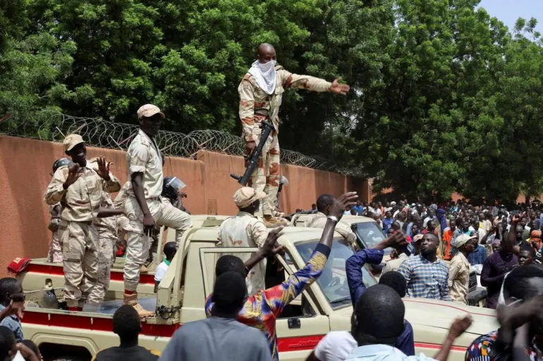 /images/noticias/Nigerien security forces prepare to disperse pro-coup demonstrators.jpg